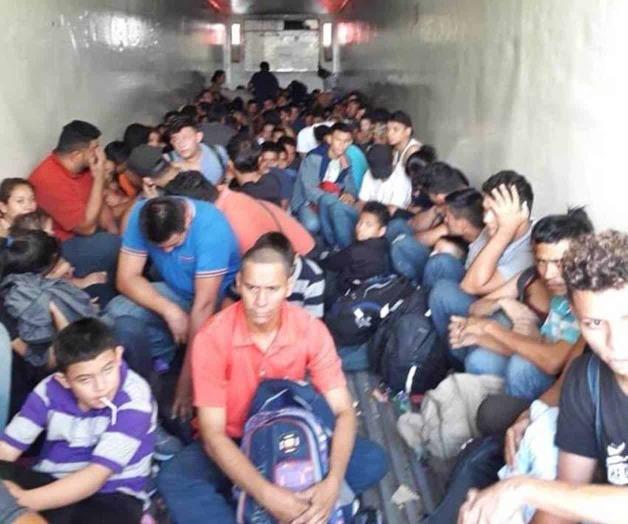 Rescatan a 161 indocumentados de tráiler Rescatan a 161 indocumentados de tráiler