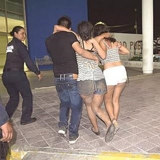 ALCOHOLIZADA. Una de las jovencitas ya no podía caminar de lo ebria que andaba.