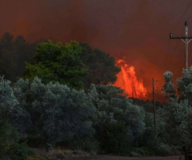 Incendio obliga a evacuar dos pueblos de la isla griega Eubea Incendio obliga a evacuar dos pueblos de la isla griega Eubea