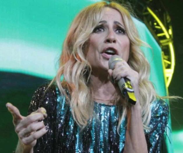 Se queda sin vestido Marta Sánchez en pleno concierto Se queda sin vestido Marta Sánchez en pleno concierto