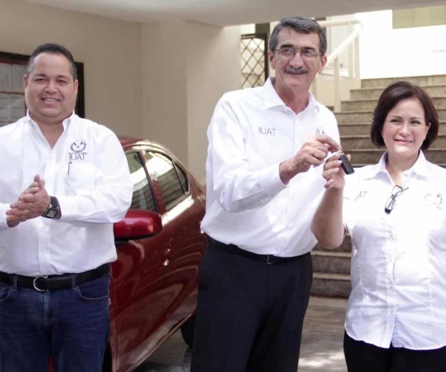 Entrega rector automóvil sorteado en aniversario Entrega rector automóvil sorteado en aniversario