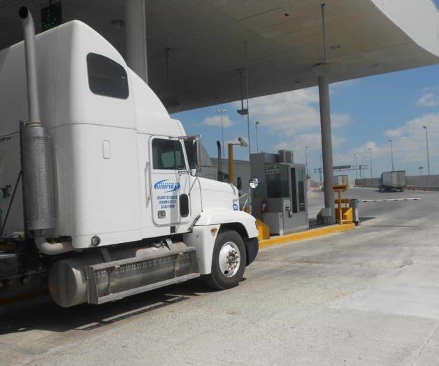 En 11 segundos ingresan camiones de carga a EU En 11 segundos ingresan camiones de carga a EU