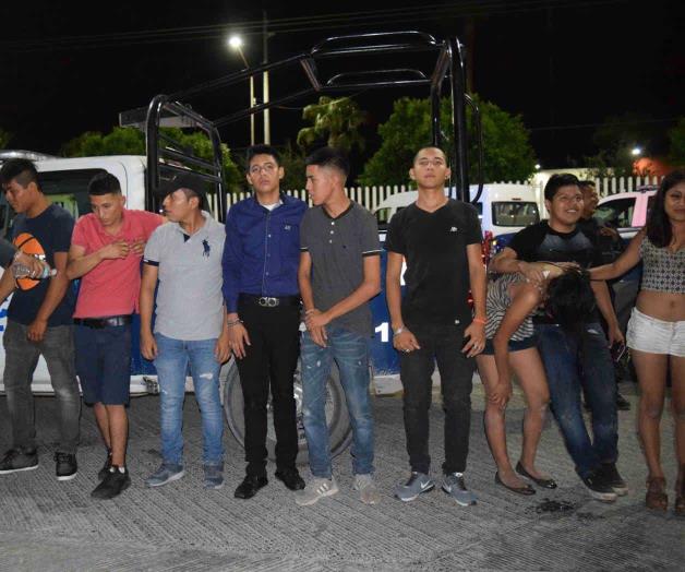 Hacen de la calle una ‘megacantina’ Hacen de la calle una ‘megacantina’