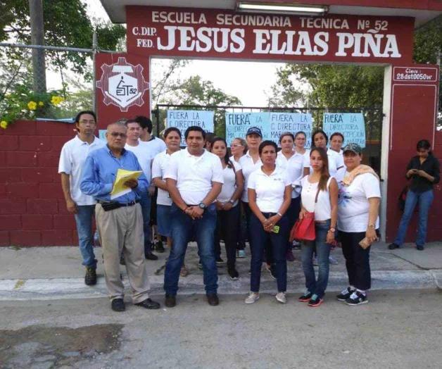 Impiden a directora ingresar a Técnica. Protestan maestros contra profesora Impiden a directora ingresar a Técnica. Protestan maestros contra profesora