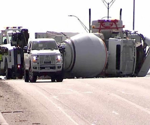 Vuelca revolvedora; un herido; cierran vialidad. Aparatoso accidente carretero Vuelca revolvedora; un herido; cierran vialidad. Aparatoso accidente carretero