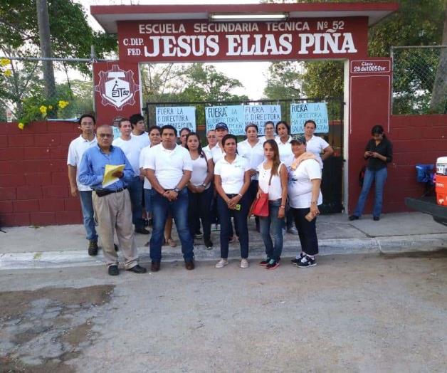 Impiden ingreso de directora a secundaria de Tampico Impiden ingreso de directora a secundaria de Tampico