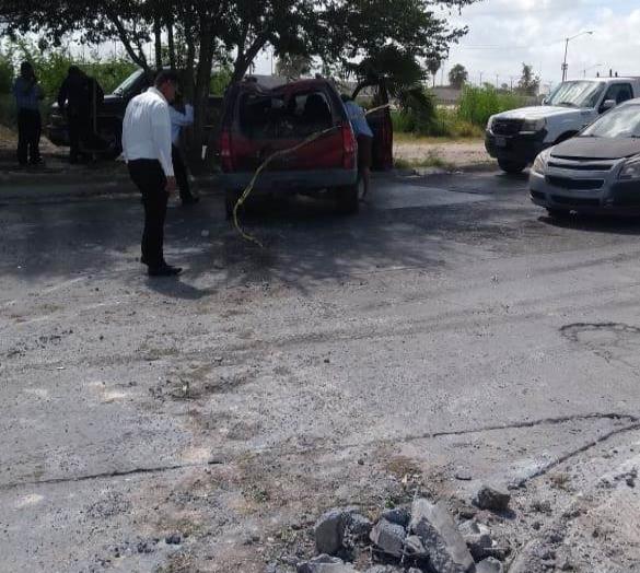 Derriba poste de concreto al impactar su camioneta Derriba poste de concreto al impactar su camioneta