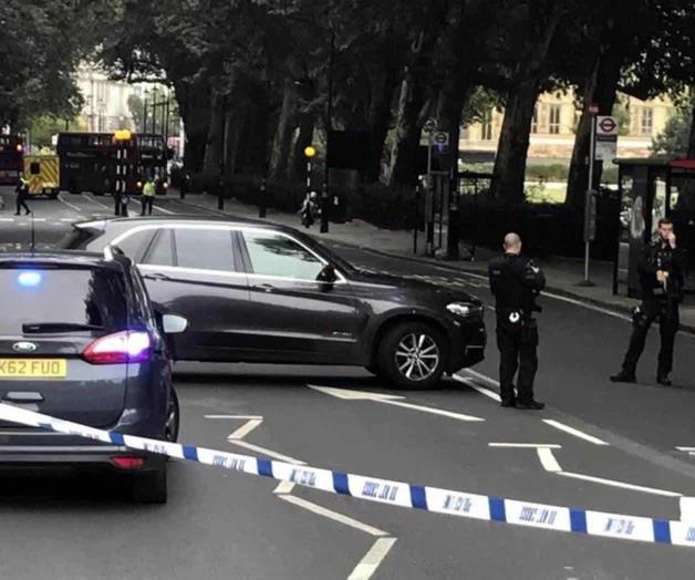 Choca auto en Parlamento de GB en presunto atentado Choca auto en Parlamento de GB en presunto atentado