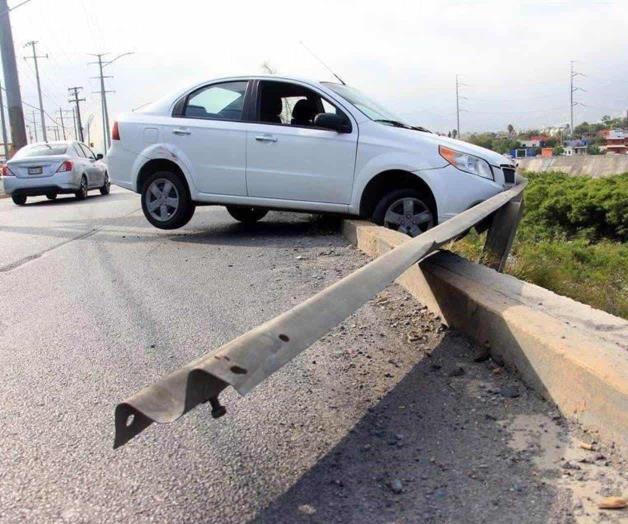 Evita barandal caída de auto a río