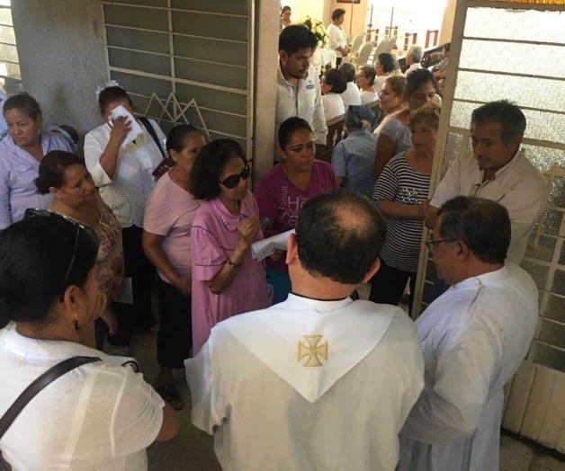 Disputan el cuerpo de un párroco en una iglesia Disputan el cuerpo de un párroco en una iglesia