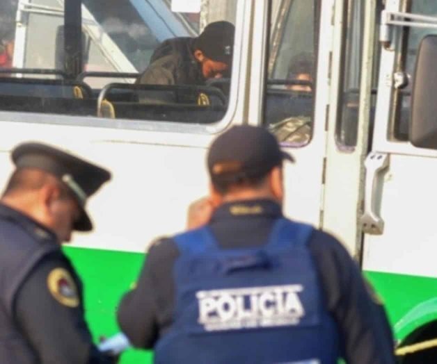 Choque entre microbús y patrulla deja un herido en Iztapalapa Choque entre microbús y patrulla deja un herido en Iztapalapa