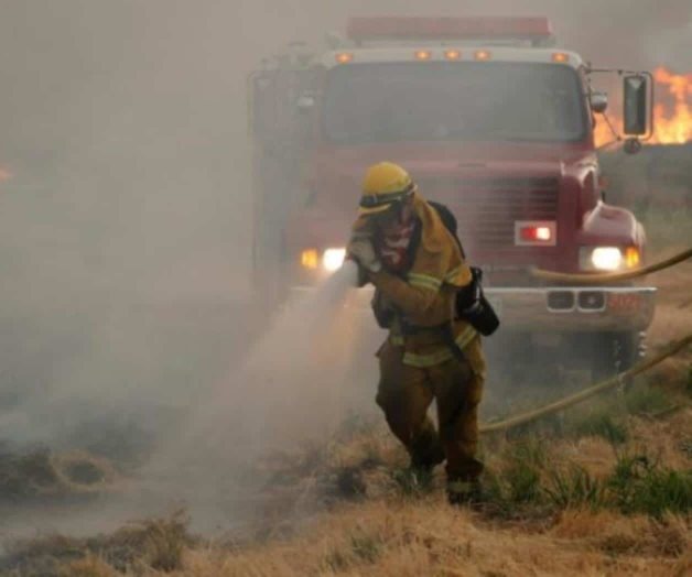 Fallece bombero en incendio forestal de California