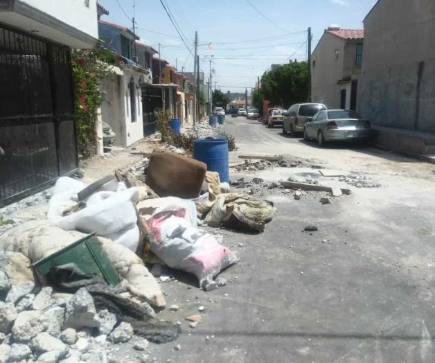 Dejan obras inconclusas y basurero a media calle Dejan obras inconclusas y basurero a media calle