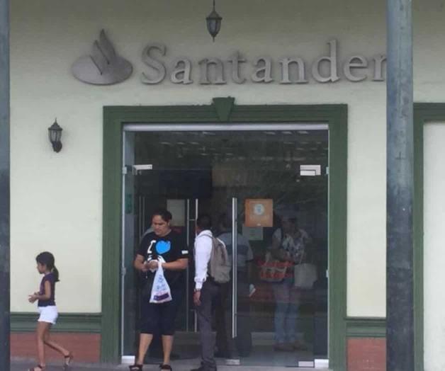 Asaltan banco en pleno centro. Hace fila un tipo pero luego saca pistola Asaltan banco en pleno centro. Hace fila un tipo pero luego saca pistola