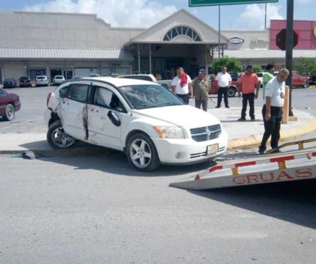 Evita atropello; choca en poste. Cambia fatalidad por daños cuantiosos Evita atropello; choca en poste. Cambia fatalidad por daños cuantiosos