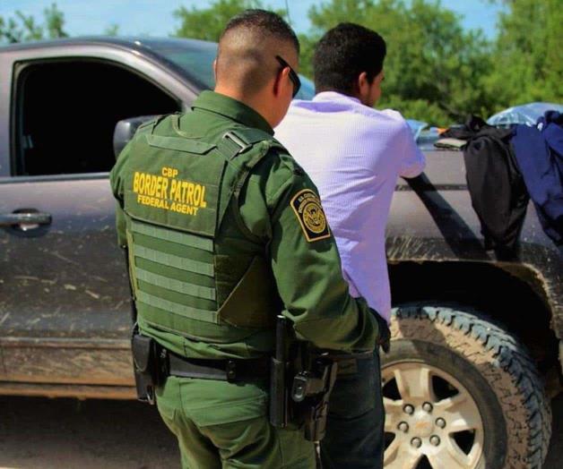 Arrestan a estadounidense con seis extranjeros ilegales Arrestan a estadounidense con seis extranjeros ilegales