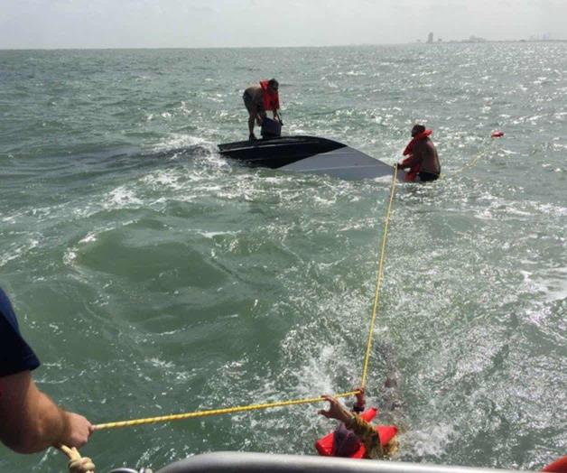 Rescatan a tres de un casco de su bote Rescatan a tres de un casco de su bote