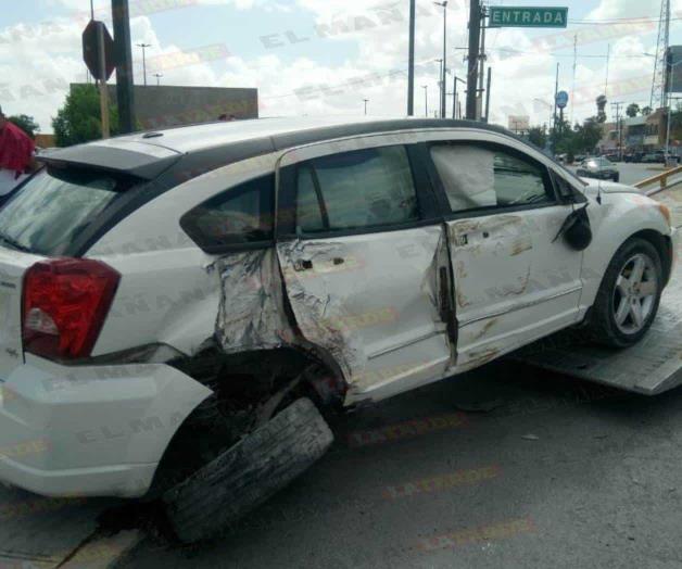 Evita atropello; choca en poste Evita atropello; choca en poste