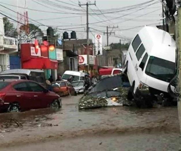 Fuertes lluvias dejan caos vial en Edomex Fuertes lluvias dejan caos vial en Edomex