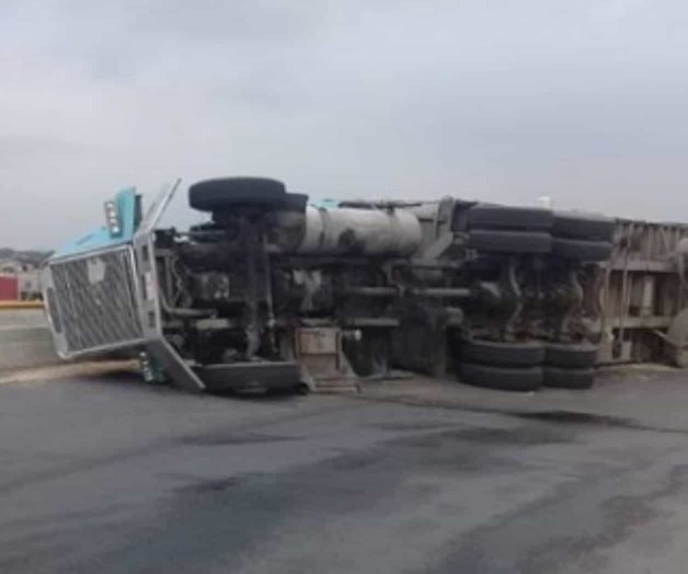 Se vuelca tráiler de trigo en Edomex Se vuelca tráiler de trigo en Edomex