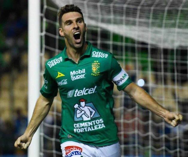 León gana y mantiene liderato de Grupo Tres