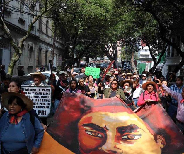 Llevan a AMLO protesta contra nuevo aeropuerto Llevan a AMLO protesta contra nuevo aeropuerto
