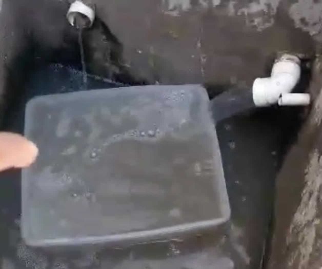 Denuncia grave contaminación de agua potable; graba un video Denuncia grave contaminación de agua potable; graba un video