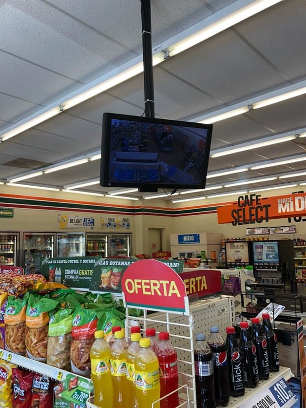 Atracan tienda para abastecerse de alcohol