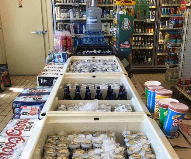 Atracan tienda para abastecerse de alcohol