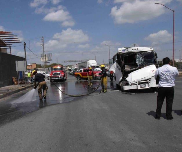 Chocan camioneta y dos camiones Chocan camioneta y dos camiones