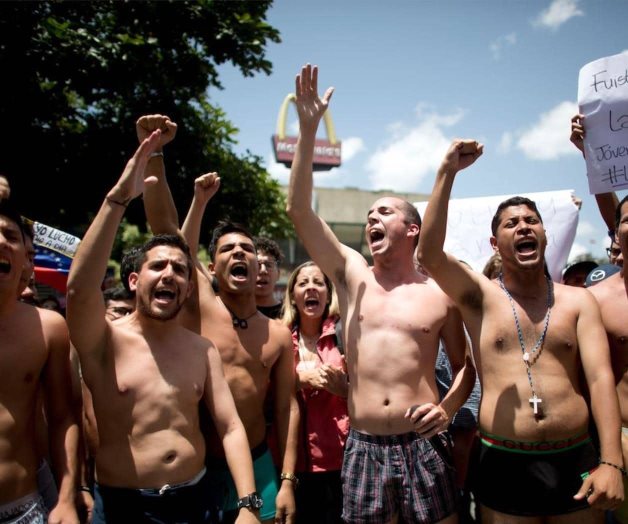 En calzoncillos piden liberación de diputado opositor venezolano En calzoncillos piden liberación de diputado opositor venezolano