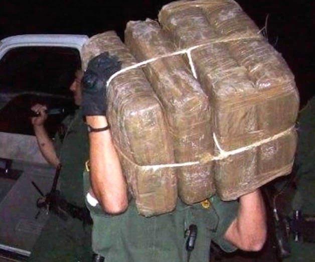 Dejan narcos vehículo atestado de mariguana Dejan narcos vehículo atestado de mariguana