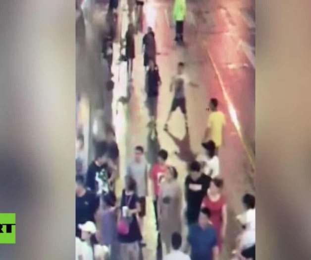 FUERTES IMÁGENES: 3 muertos tras caer un panel publicitario sobre peatones en China FUERTES IMÁGENES: 3 muertos tras caer un panel publicitario sobre peatones en China