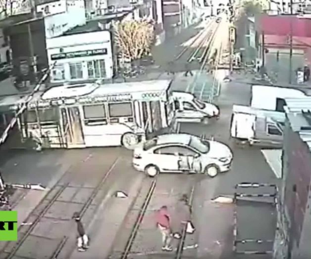 Un tren casi embiste a un bus lleno de pasajeros en Argentina Un tren casi embiste a un bus lleno de pasajeros en Argentina