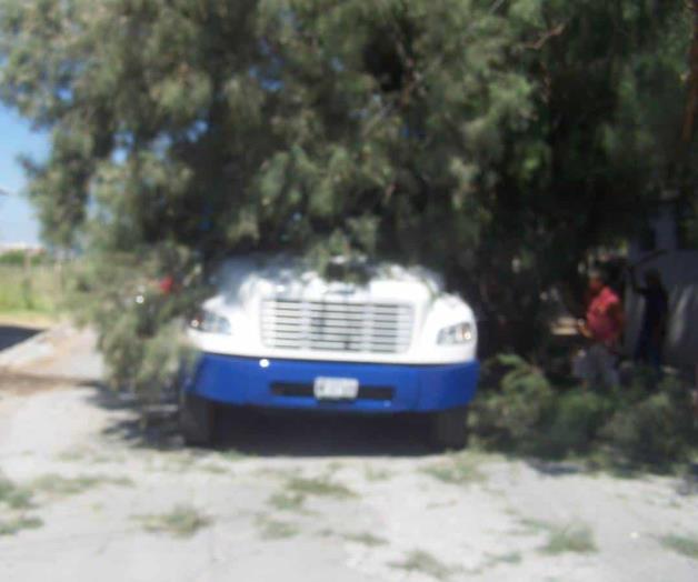 Derriba camión cables y mufas en Fidel Velázquez