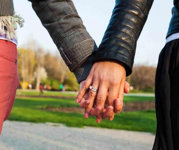 Pareja de mujeres inglesas logran registrar a sus hijos con los apellidos de ambas Pareja de mujeres inglesas logran registrar a sus hijos con los apellidos de ambas