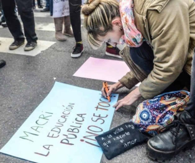 Protestan en Argentina tras crisis en educación y ciencia