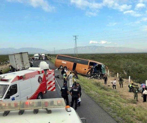 Heridos 40 regios de iglesia al chocar autobús con tráiler Heridos 40 regios de iglesia al chocar autobús con tráiler