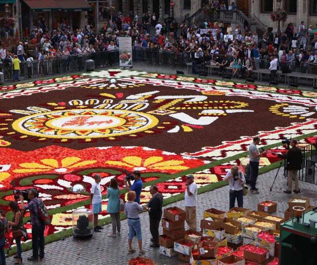 Bruselas decora plaza histórica con alfombra floral mexicana Bruselas decora plaza histórica con alfombra floral mexicana