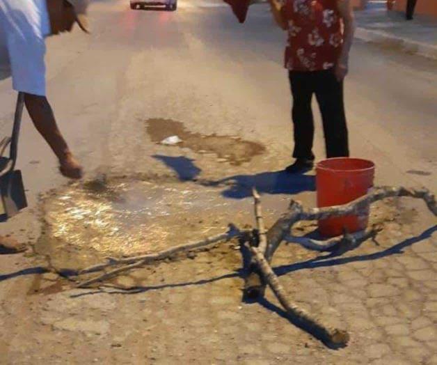 Reparan ciudadanos baches con concreto Reparan ciudadanos baches con concreto