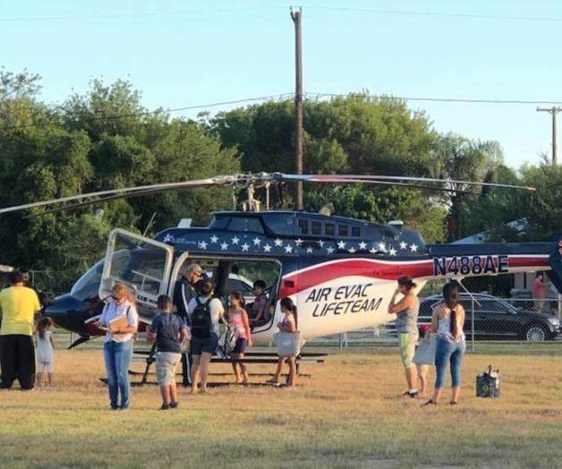 Entrega la Policía útiles y aplican vacunas a niños Entrega la Policía útiles y aplican vacunas a niños