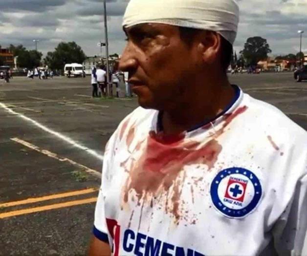 Heridos en el Azteca por bronca entre aficionados de Cruz Azul y León Heridos en el Azteca por bronca entre aficionados de Cruz Azul y León