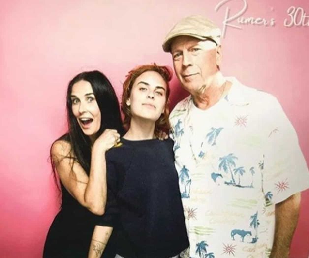 Bruce Willis y Demi Moore se reúnen para celebrar a su hija Bruce Willis y Demi Moore se reúnen para celebrar a su hija