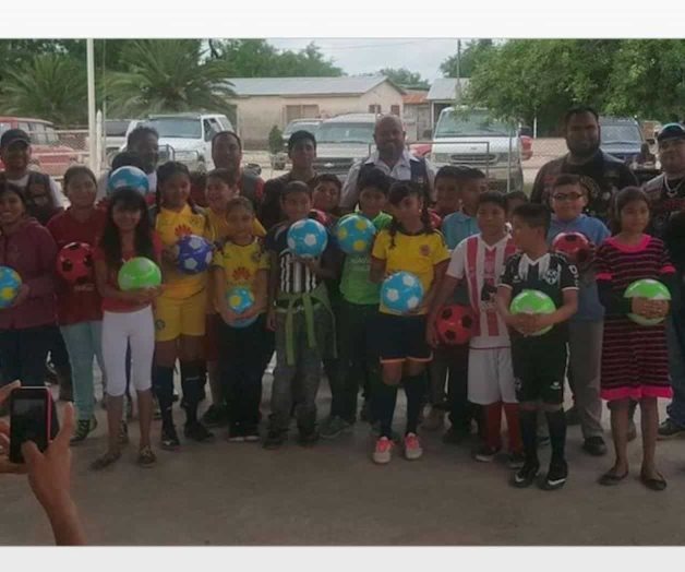 Llevan motociclistas alegría a N. Progreso. Acuden a escuelas a entregar regalos Llevan motociclistas alegría a N. Progreso. Acuden a escuelas a entregar regalos