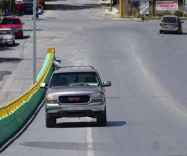 Un riesgo, unidades varadas en puente Un riesgo, unidades varadas en puente