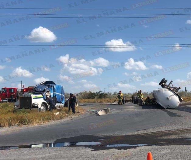 Vuelca pipa cargada de hidrocarburo Vuelca pipa cargada de hidrocarburo