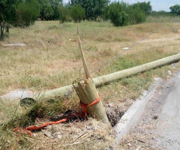 Piden reubicar postes Piden reubicar postes