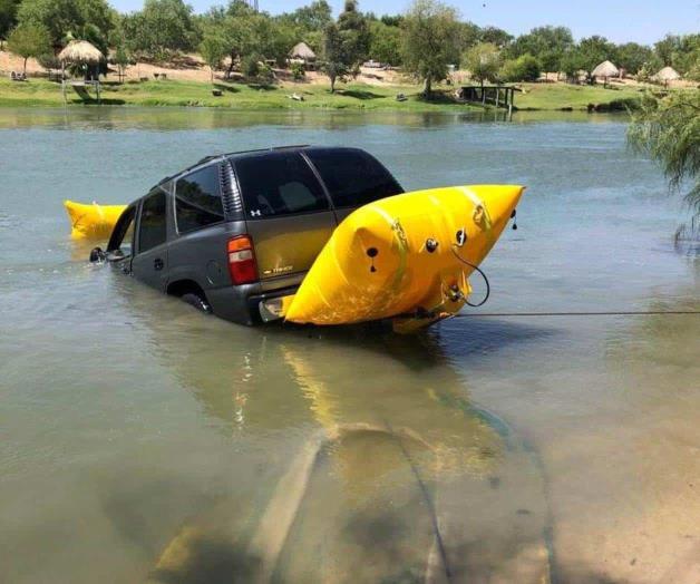 Se tira al río con su camioneta y escapa. Era perseguido por agentes de BP