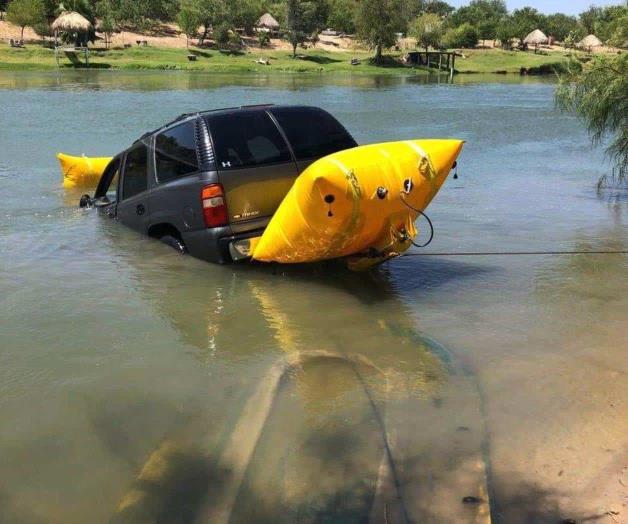 Espectacular escape, se lanza al río Bravo con todo y vehículo Espectacular escape, se lanza al río Bravo con todo y vehículo