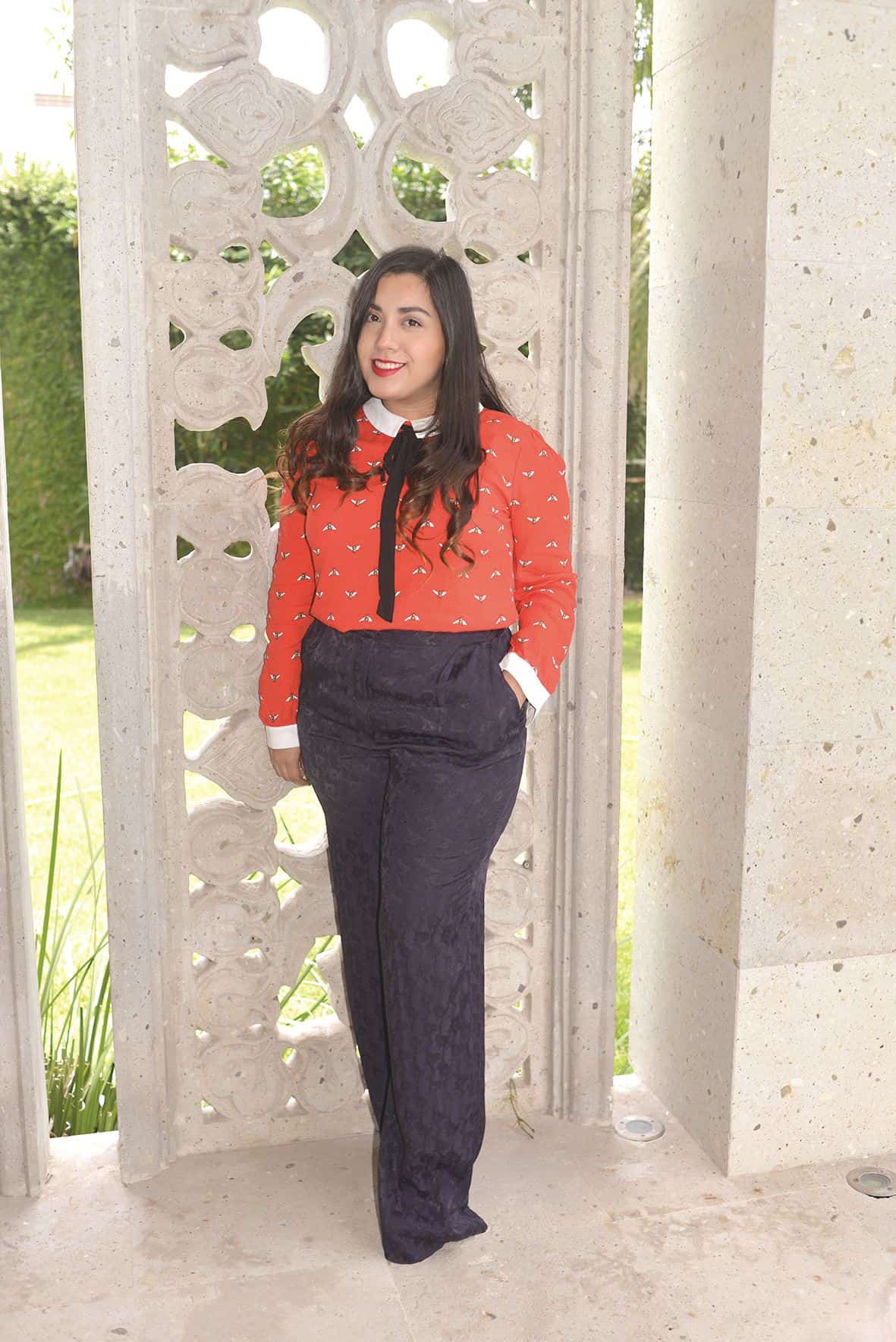 A TRABAJAR. Un atuendo para ir a la oficina, pantalón de vestir, blusa estampada con abejas, corbatilla del mismo tono del pantalón.